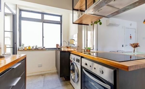 Apartamento na Cidade Baixa de 1 dormitório e dependência REFORMADO