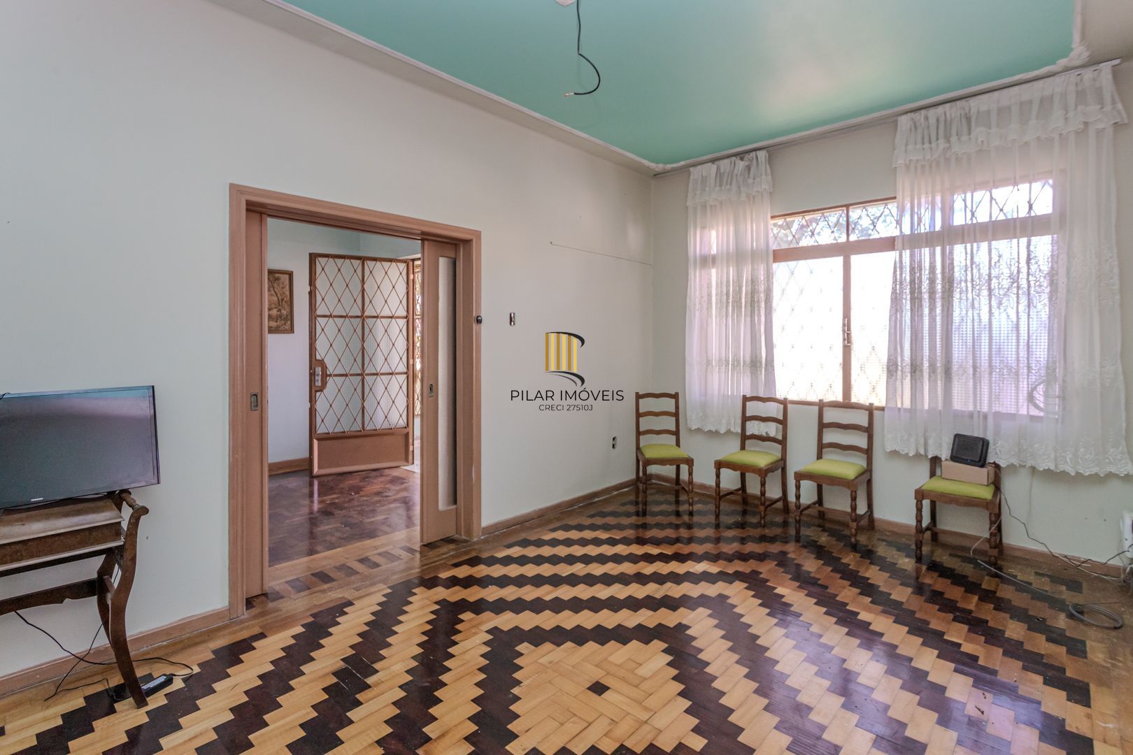 Casa sobrado no Partenon com 5 dormitórios e 4 vagas