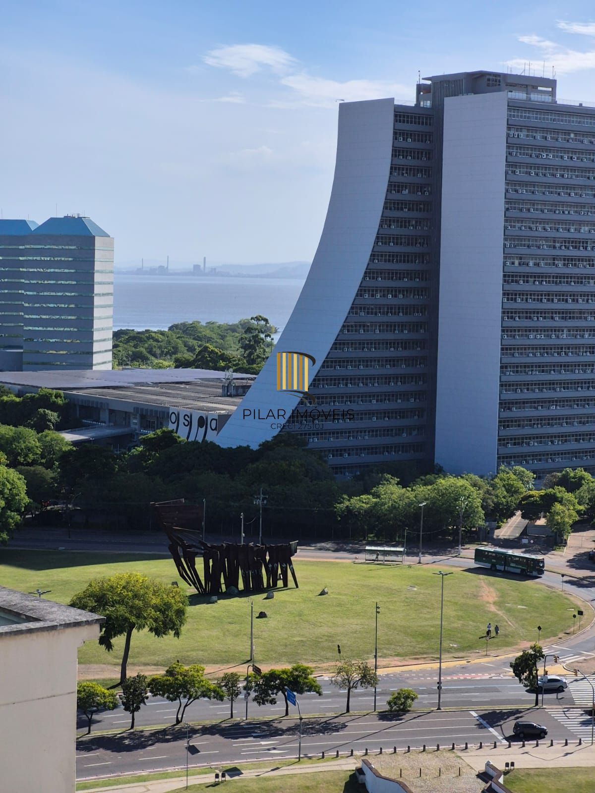 Apartamento no Centro de 2 dormitórios e 2 vagas DESOCUPADO