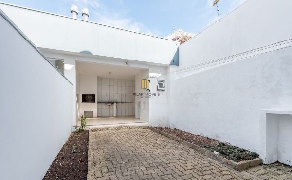 Casa sobrado no bairro Vila Ipiranga de 3 dormitórios e 2 vagas