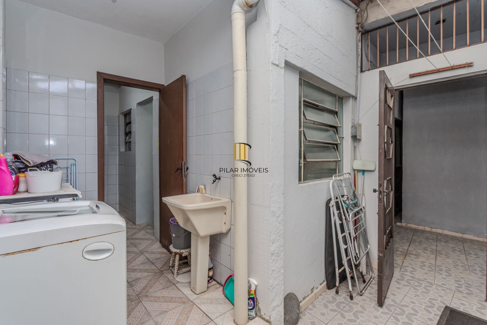 Prédio Residencial no Passo D'areia com 8 dormitórios e 8 vagas