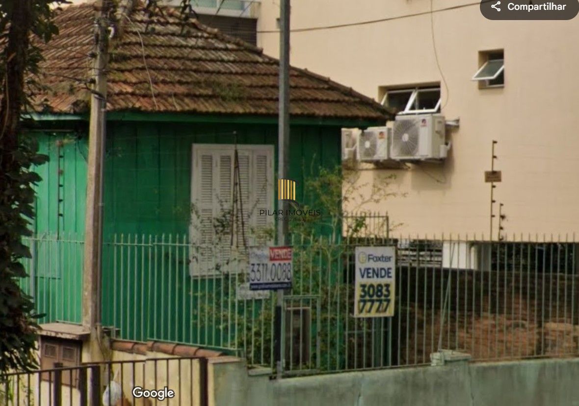Vende-se casa de madeira, com dois dormitórios, banheiro, sala e cozinha. Localização privilegiada no bairro Jardim Botânico. Área do terreno com 6,6mx44m.