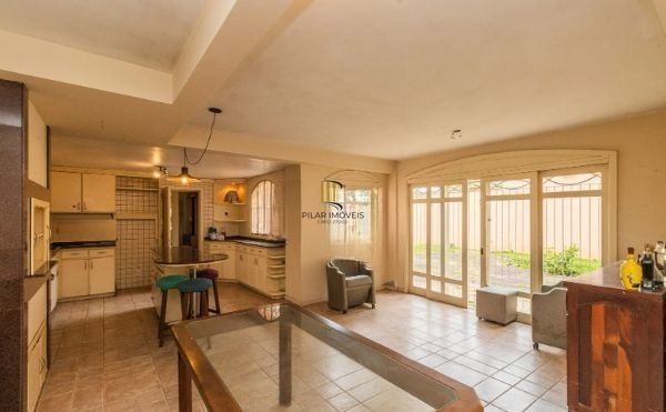 CASA DESOCUPADA E SEMI MOBILIADA, COM SUÍTE MASTER, SACADA, VISTA PANORÂMICA, EM AMPLO TERRENO NO SANTA TEREZA