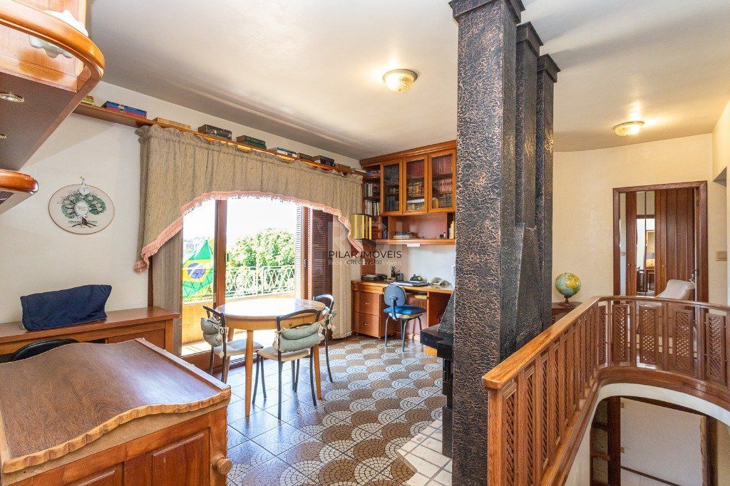 Casa sobrado no Partenon de 3 dormitórios e amplo pátio
