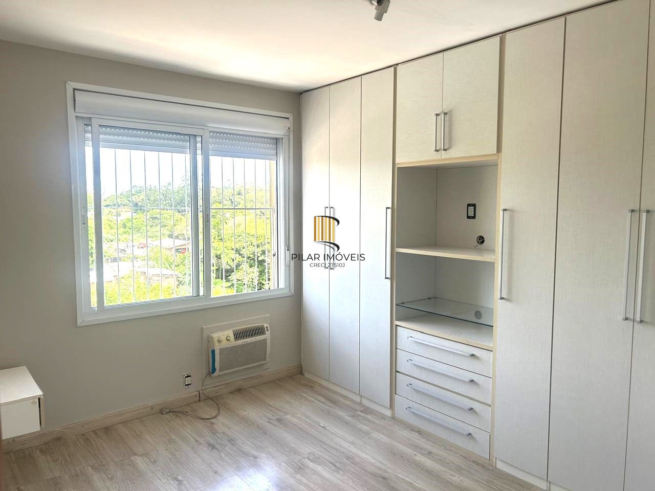 Apartamento no Cristal de 2 dormitórios, dependência e vaga