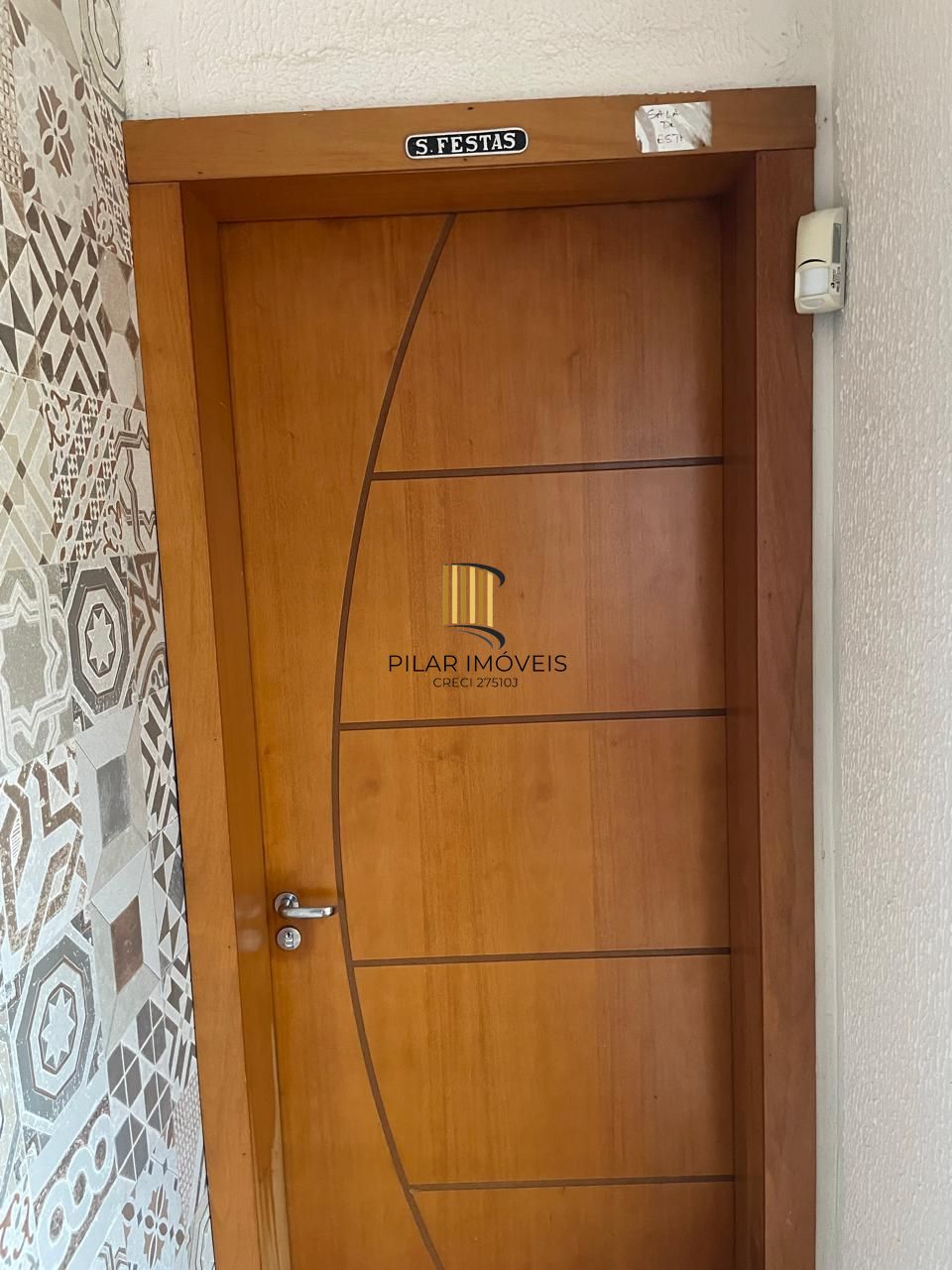 APARTAMENTO NO CENTRO DA CIDADE DE CHAPECÓ 02 DORM. 02 VAGAS, SEMI-MOBILIADO, CHURRASQUEIRA E ELEVADOR.