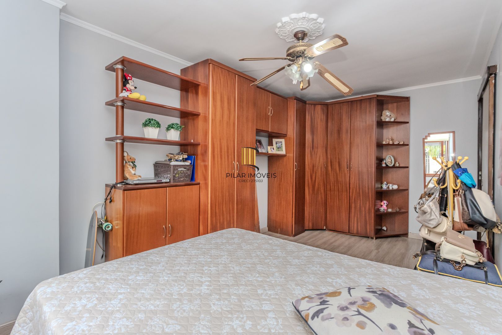 Prédio Residencial no Passo D'areia com 8 dormitórios e 8 vagas