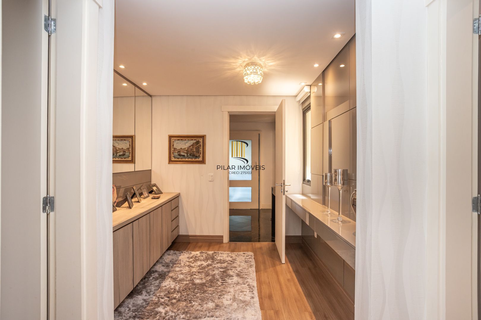 COBERTURA MOBILIADA COM VISTA PARA O GUAÍBA