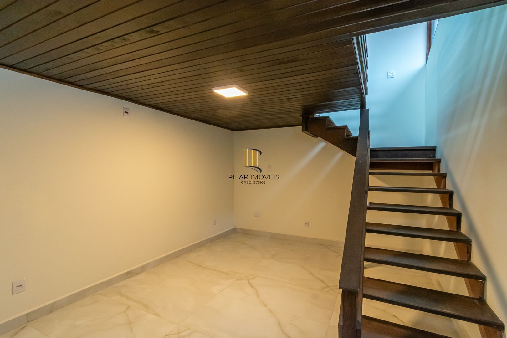 Casa sobrado no bairro Cristal de 3 dormitórios e 3 vagas