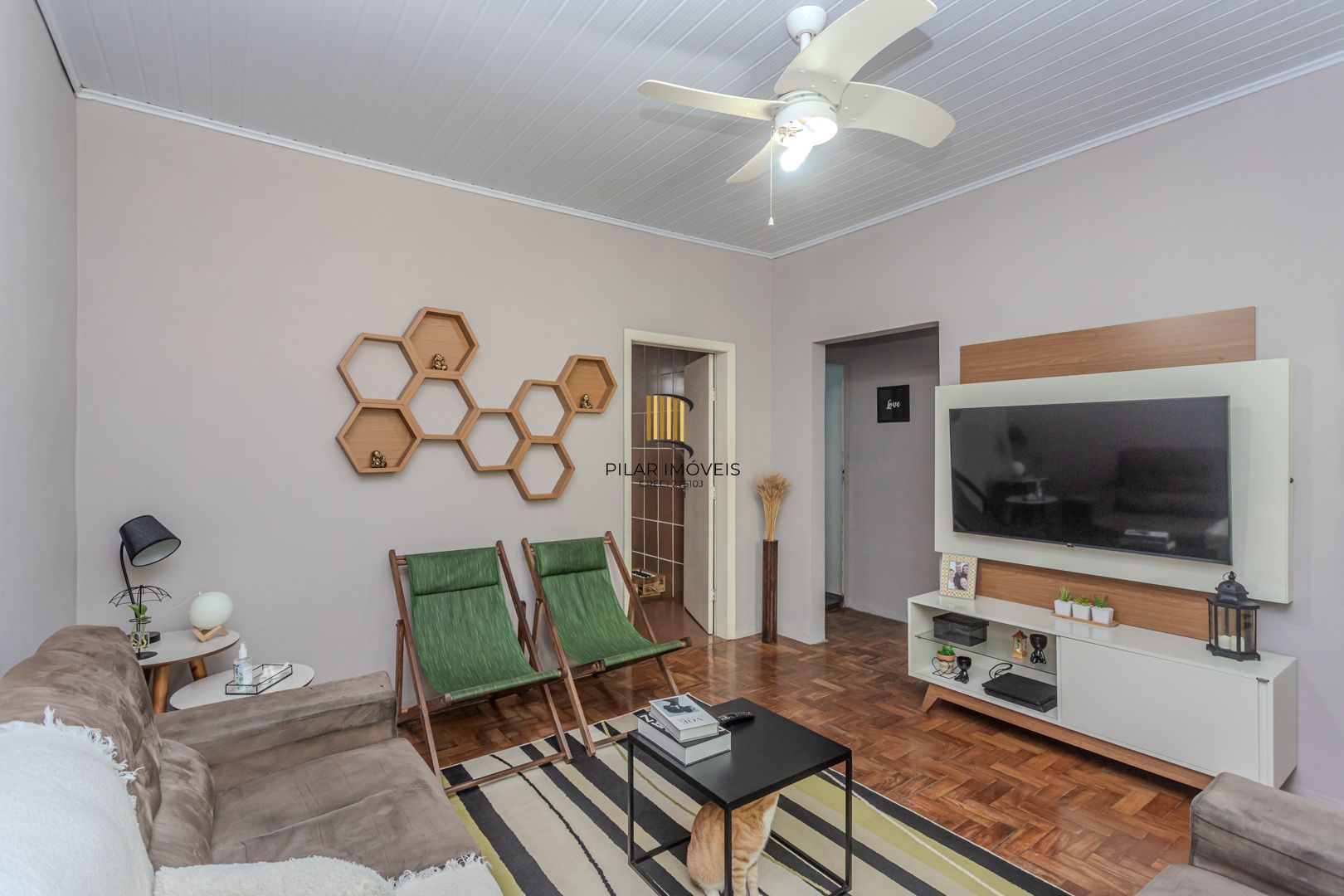 Casa no bairro Jardim Botânico de 3 dormitórios e garagem e terreno com 370m²