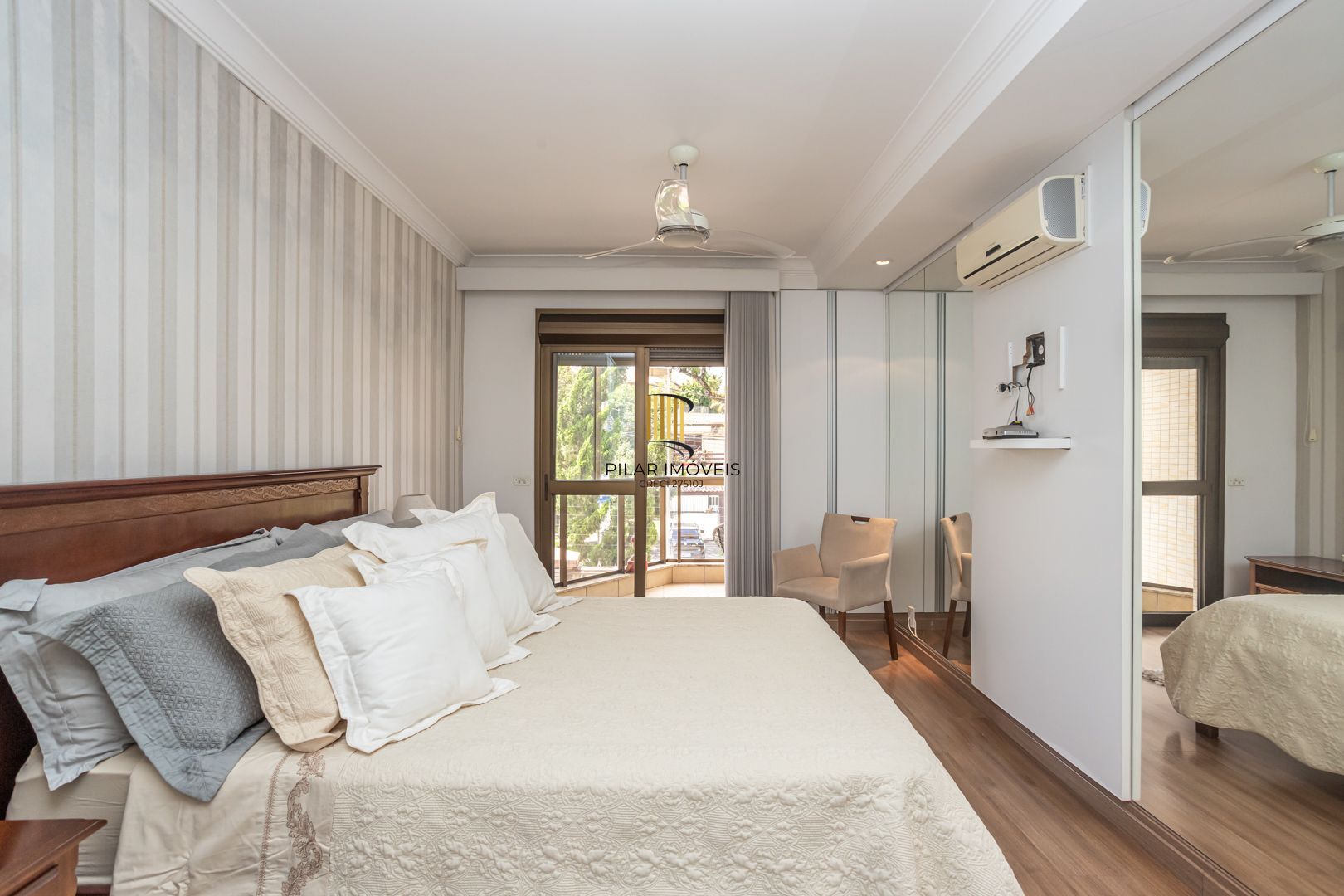 COBERTURA MOBILIADA COM VISTA PARA O GUAÍBA