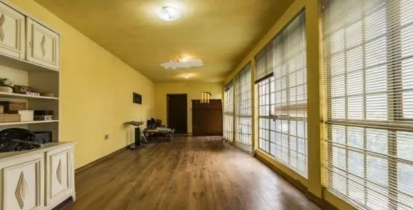 Casa sobrado no bairro Auxiliadora de 5 dormitórios e 4 vagas