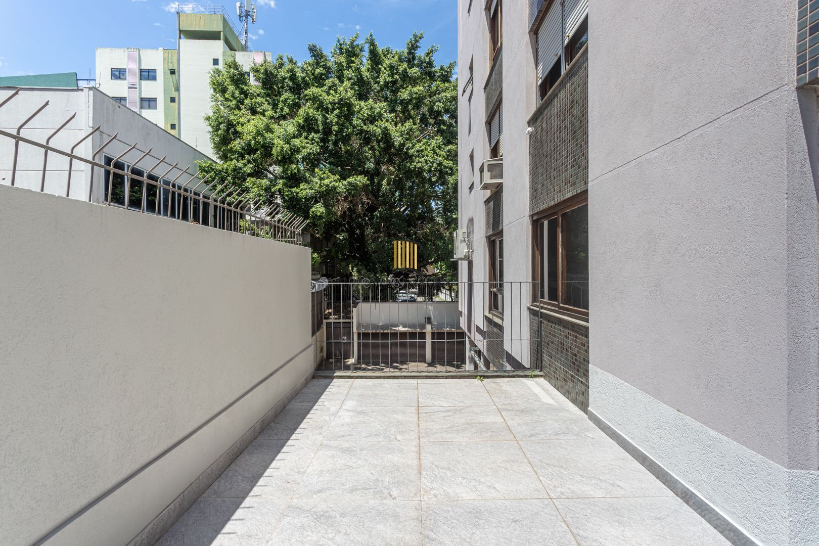 Apartamento no bairro Menino Deus de 4 dormitórios e vaga