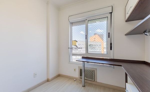 Apartamento no Centro de 2 dormitórios e 2 vagas DESOCUPADO