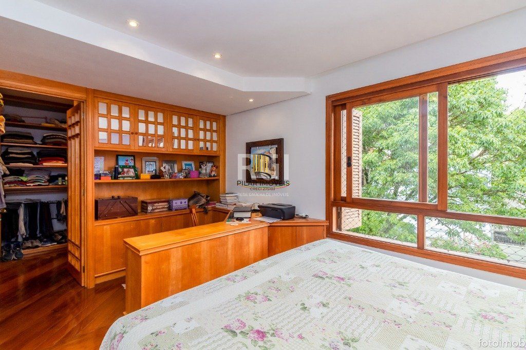 Cobertura para Venda - 248.34m², 3 dormitórios, sendo 1 suites, 3 vagas - Petrópolis