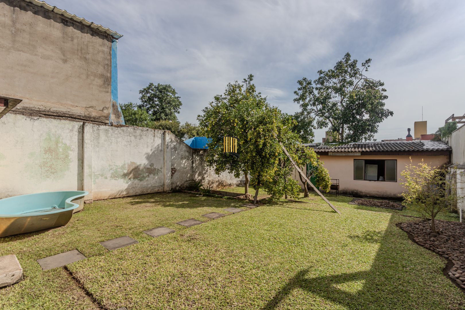 Casa no bairro Jardim Botânico de 3 dormitórios e garagem e terreno com 370m²