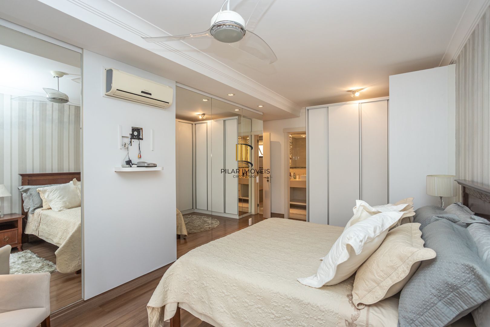 COBERTURA MOBILIADA COM VISTA PARA O GUAÍBA