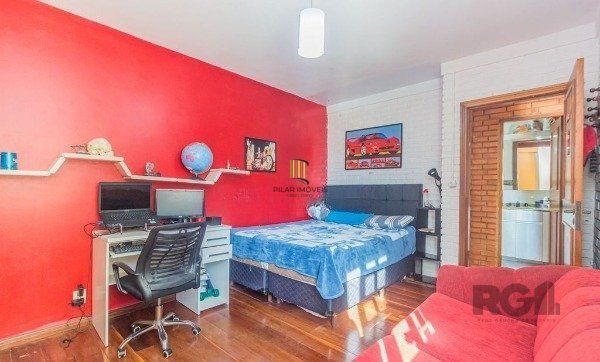 Casa sobrado na Lomba do Pinheiro com 4 dormitórios e 2 vagas