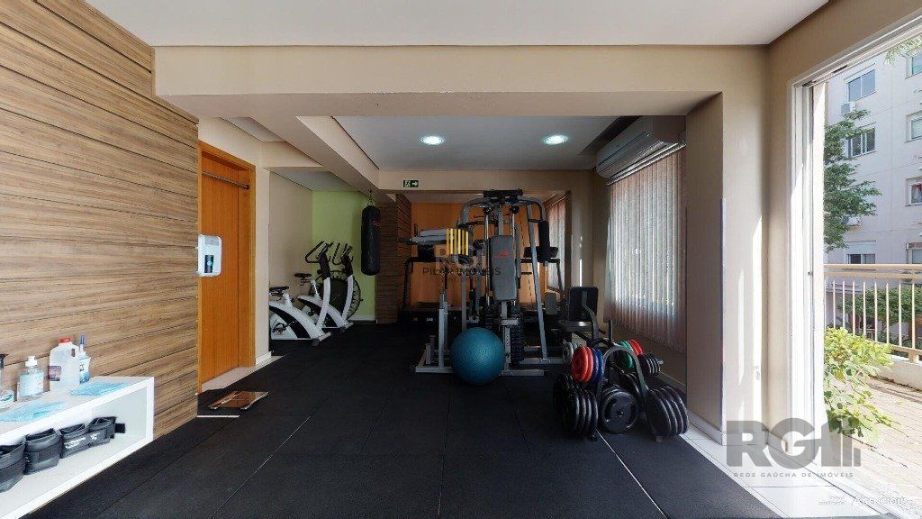 Apartamento no Urbano Menino Deus de 1 dormitório vaga e pátio