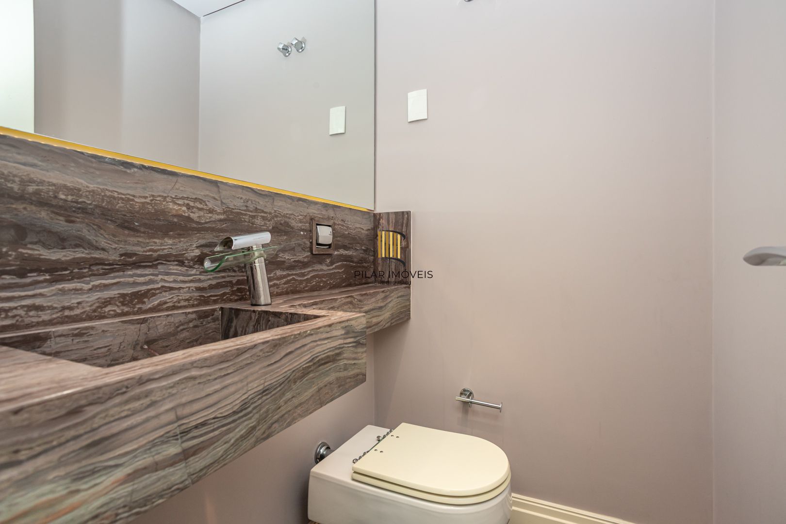 COBERTURA MOBILIADA COM VISTA PARA O GUAÍBA