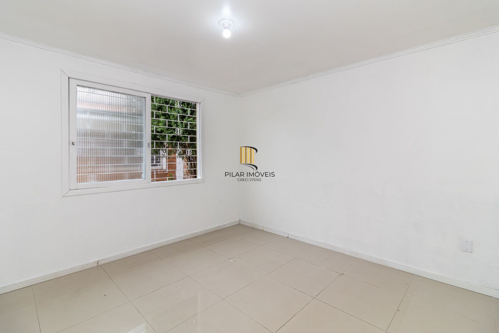 Casa no bairro Sarandi com 4 dormitórios e 4 vagas