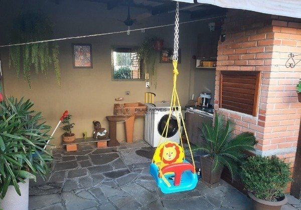 Sobrado triplex no Partenon de 3 dormitórios e 2 vagas