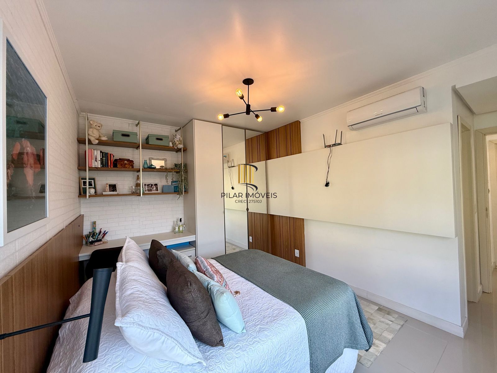 Casa 4 dormitórios no bairro Maristela