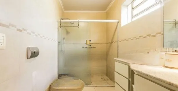 Casa sobrado no bairro Auxiliadora de 5 dormitórios e 4 vagas