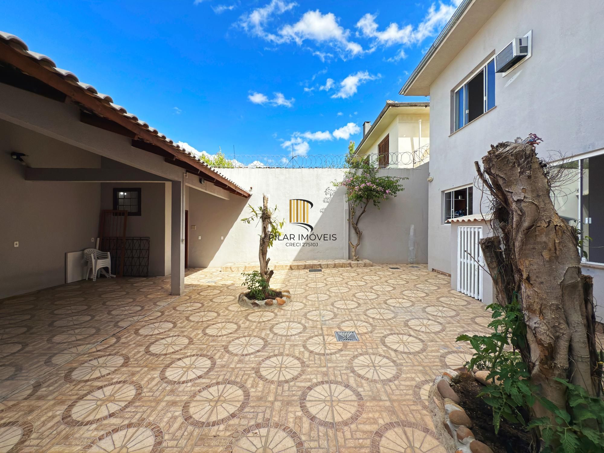 Casa 3 dormitórios no bairro Medianeira