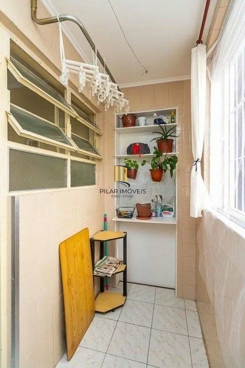 Formidável apartamento com 3 dormitórios (2 deles são suíte), peças amplas e bem iluminadas, banheiro auxiliar e cozinha com área de serviço separada. Dispõe de uma vaga de garagem coberta. Edifício com elevador e sistema de segurança por câmeras.