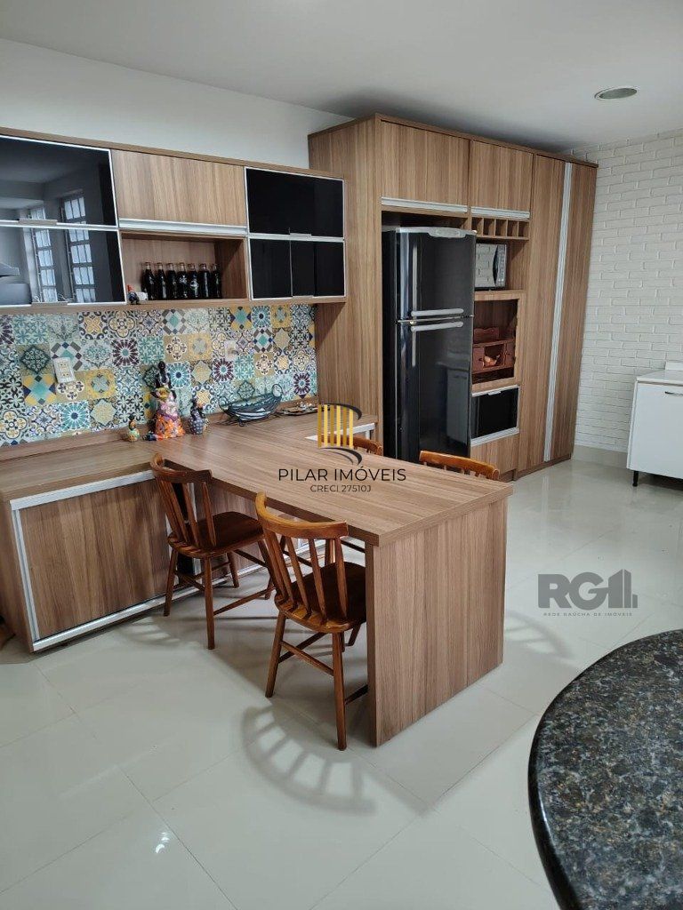 Casa sobrado com 300m² na Vila Nova de 3 dormitórios e 4 vagas