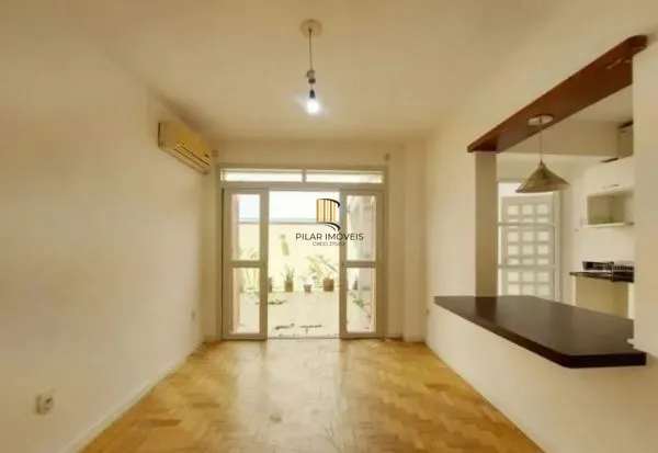Apartamento Térreo com pátio no Menino Deus de 1 dormitório DESOCUPADO