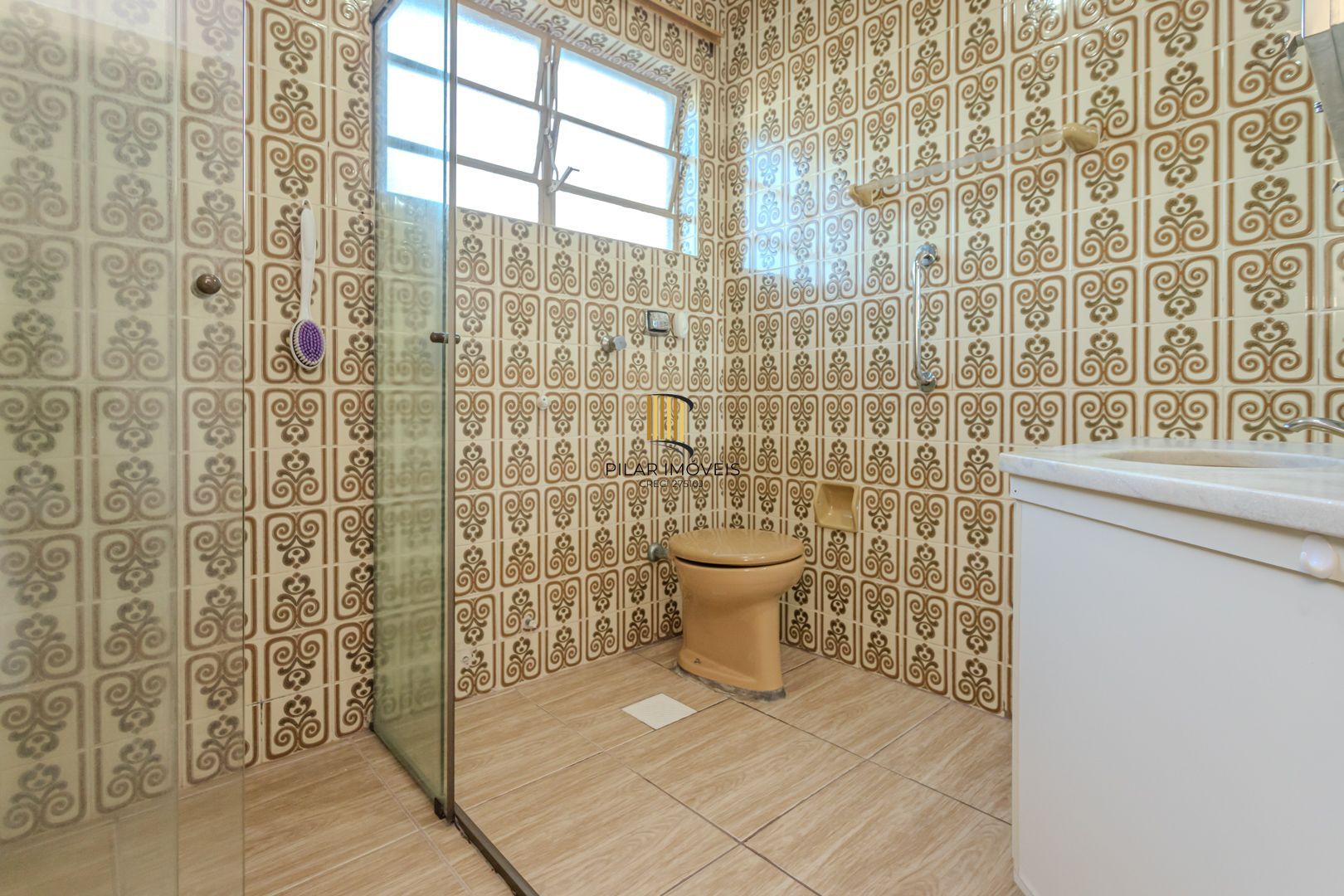 Apartamento de 2 dormitórios com dependência e vaga no bairro Santana DESOCUPADO