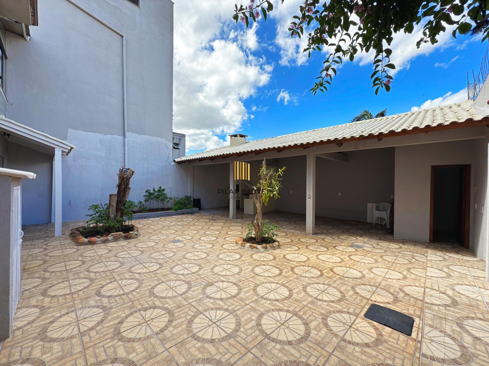 Casa 3 dormitórios no bairro Medianeira