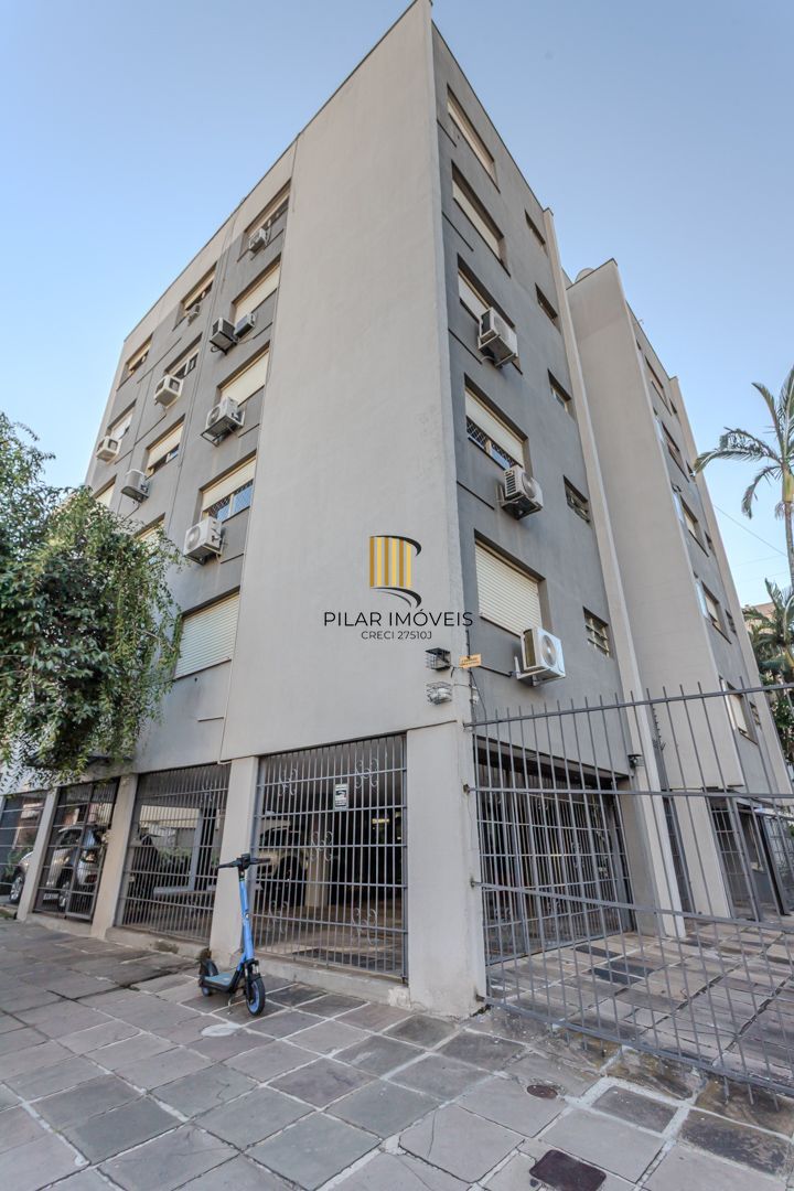 Apartamento de 2 dormitórios com dependência e vaga no bairro Santana DESOCUPADO