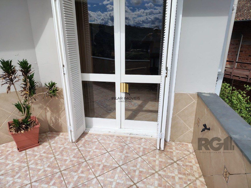 Casa sobrado com 300m² na Vila Nova de 3 dormitórios e 4 vagas