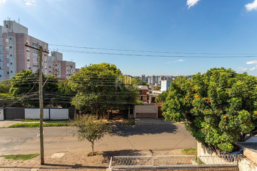 Casa sobrado no Partenon de 3 dormitórios e amplo pátio