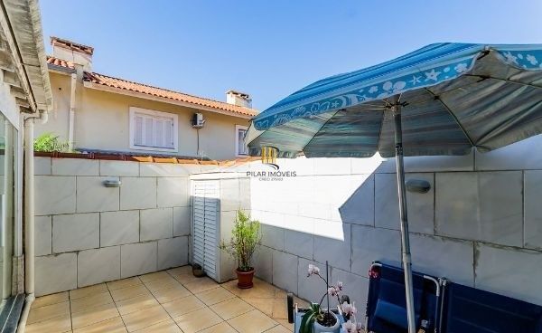 Casa sobrado em condomínio fechado na Vila Nova de 3 dormitórios e 2 vagas