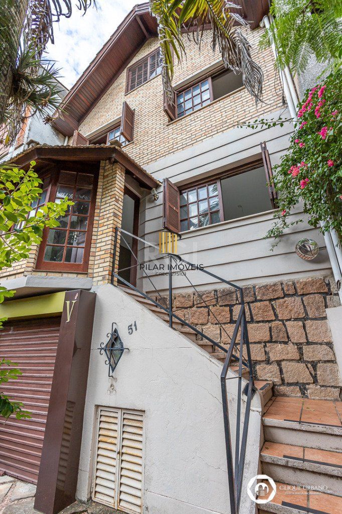Casa para Venda - 330m², 4 dormitórios, sendo 3 suites, 2 vagas - Petrópolis