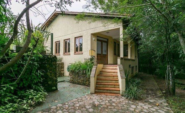 Casa sobrado na Lomba do Pinheiro com 4 dormitórios e 2 vagas