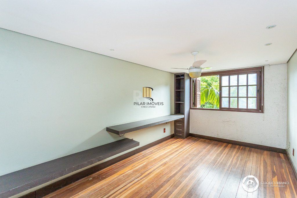 Casa para Venda - 330m², 4 dormitórios, sendo 3 suites, 2 vagas - Petrópolis