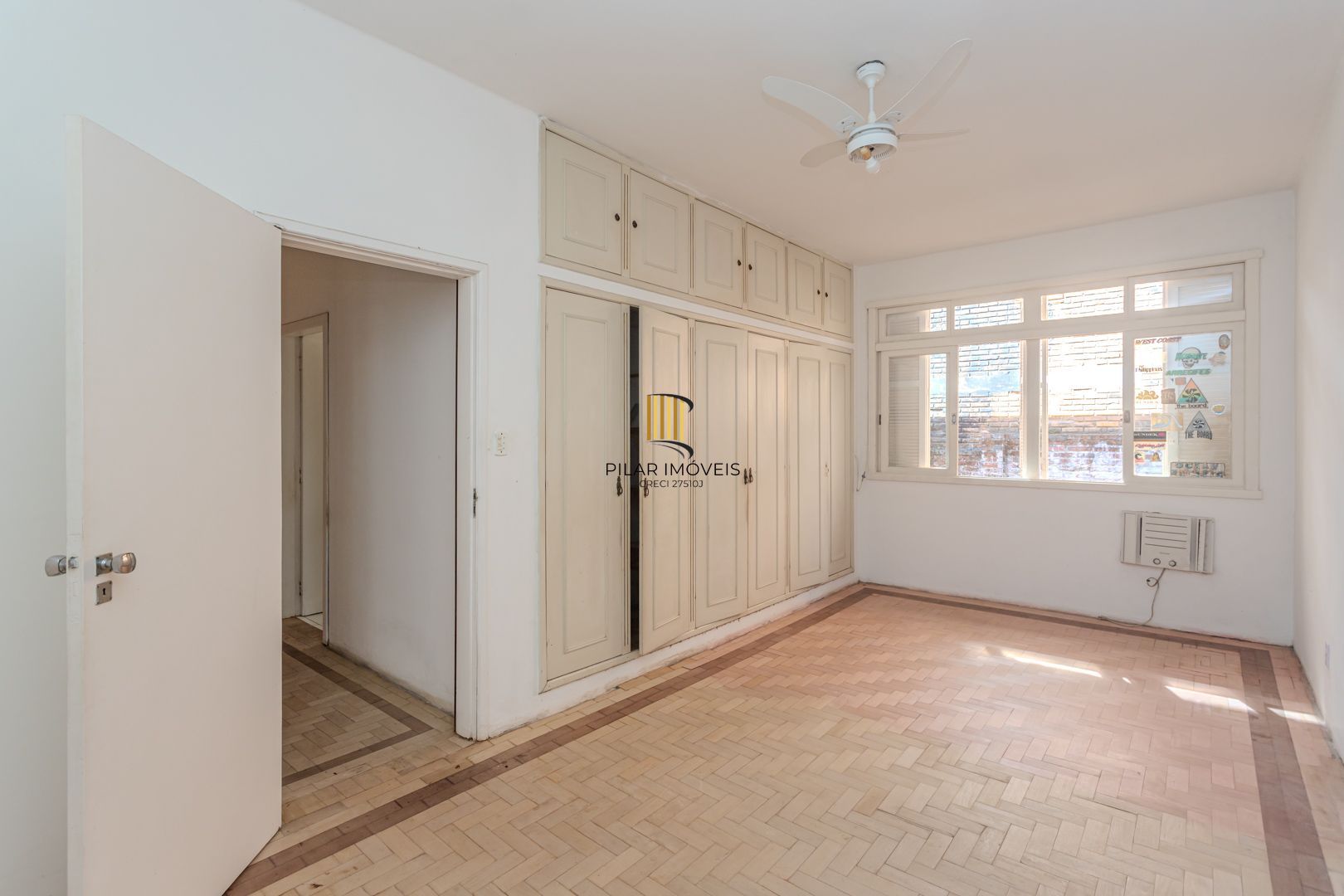 Casa no Menino Deus de 3 dormitórios e 5 vagas DESOCUPADA