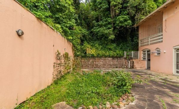 CASA DESOCUPADA E SEMI MOBILIADA, COM SUÍTE MASTER, SACADA, VISTA PANORÂMICA, EM AMPLO TERRENO NO SANTA TEREZA