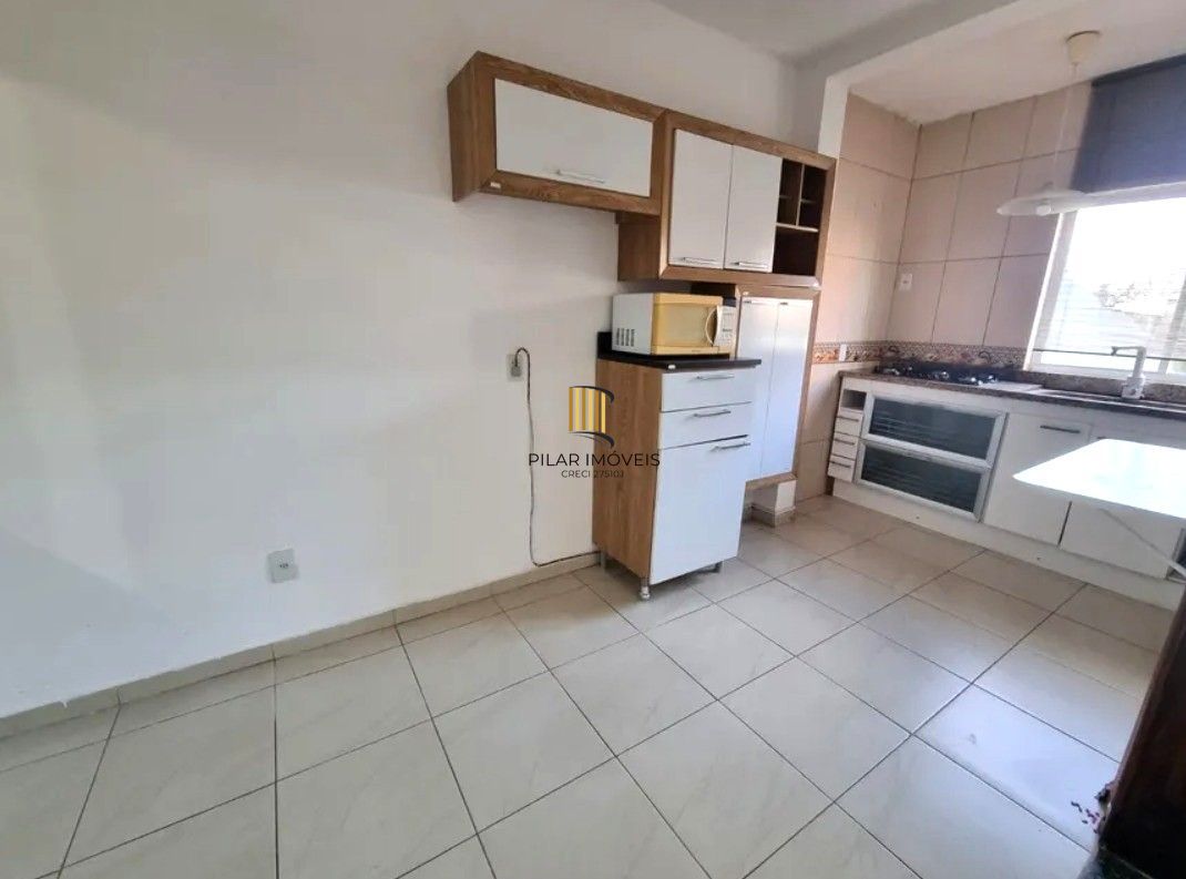 Casa sobrado no bairro Cristal de 3 domitórios e 3 vagas