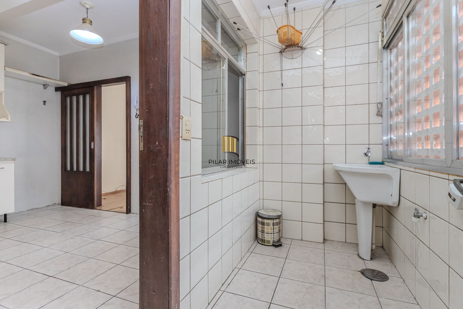 Apartamento no Centro de 2 dormitórios DESOCUPADO