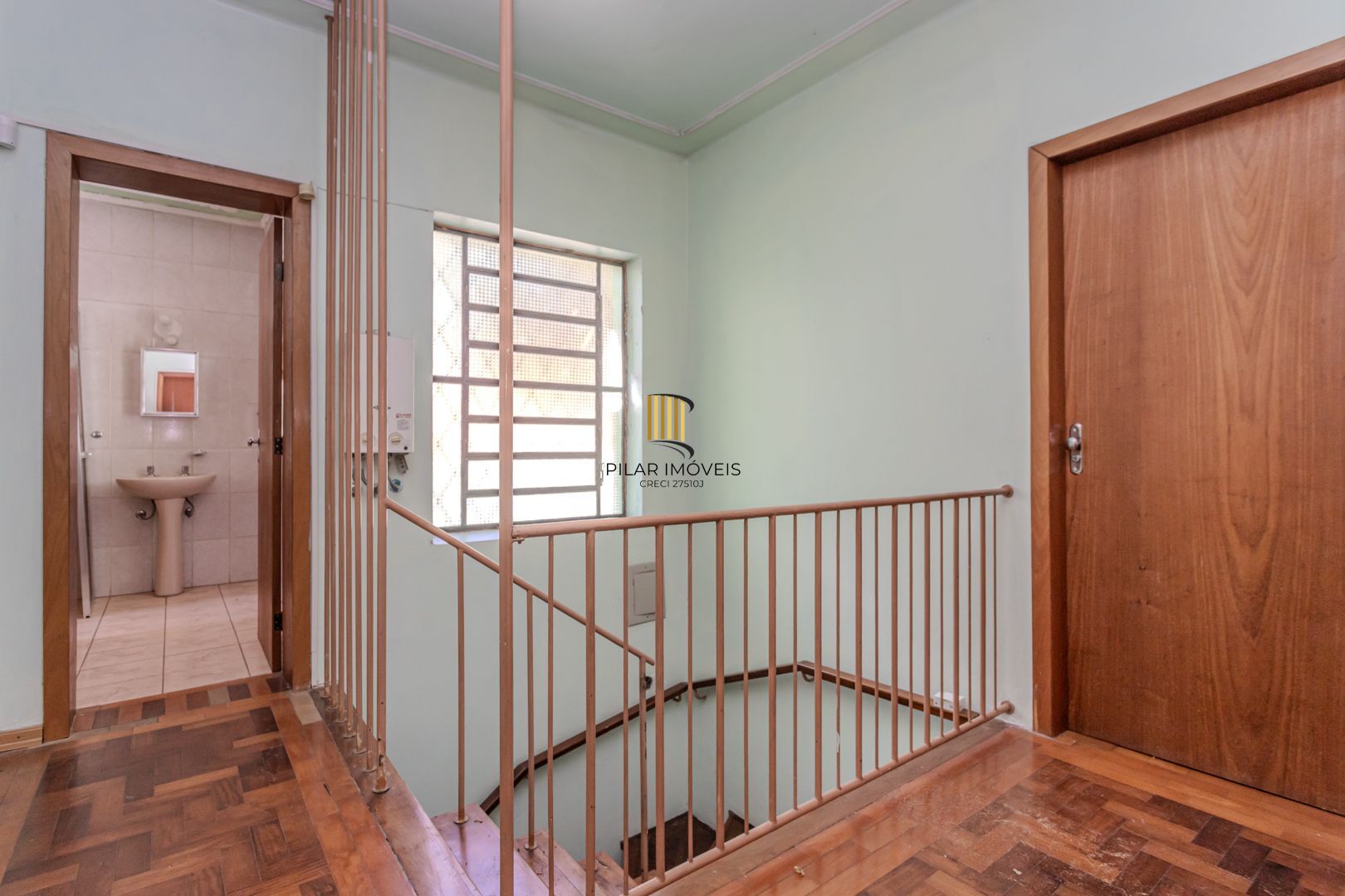 Casa sobrado no Partenon com 5 dormitórios e 4 vagas