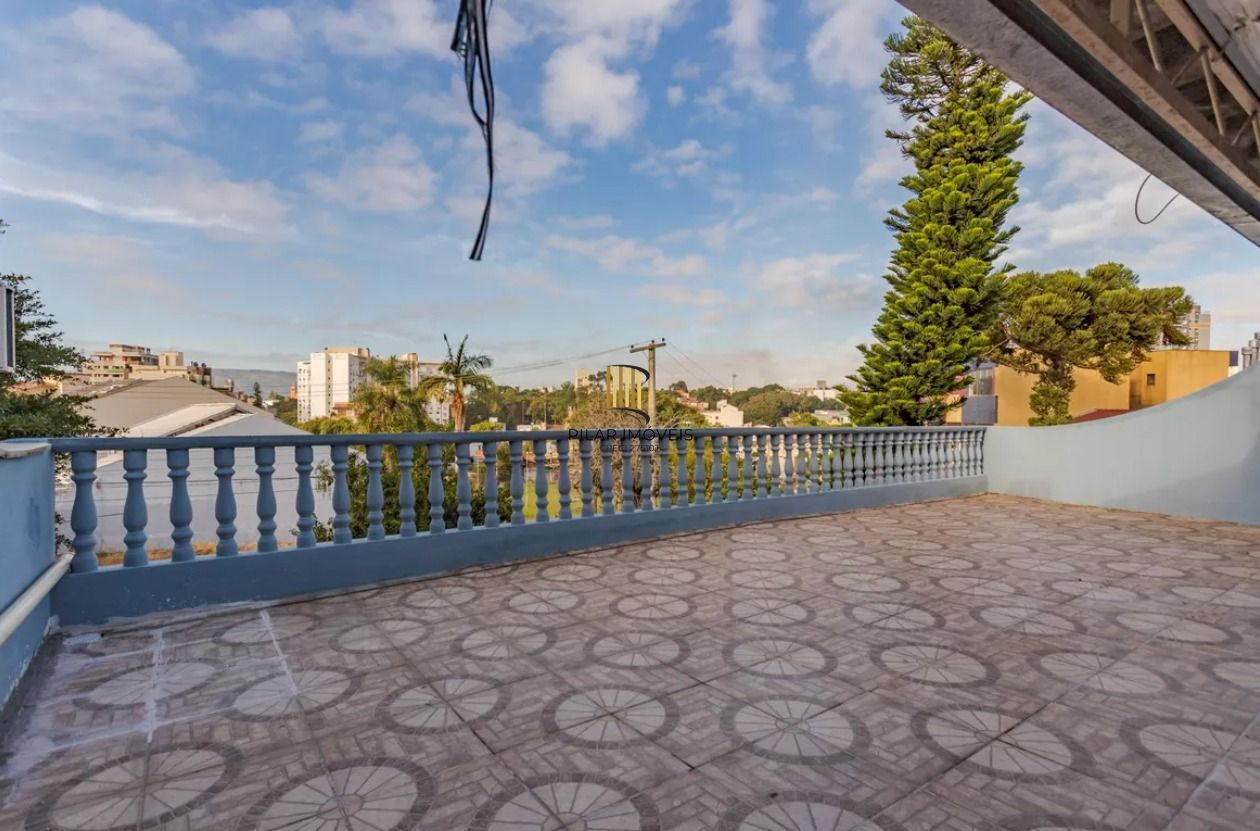 Sobrado no bairro Vila Ipiranga de 4 dormitórios e 2 vagas