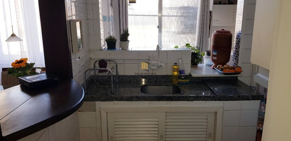 Apartamento no Petrópolis de 2 dormitórios e dependência