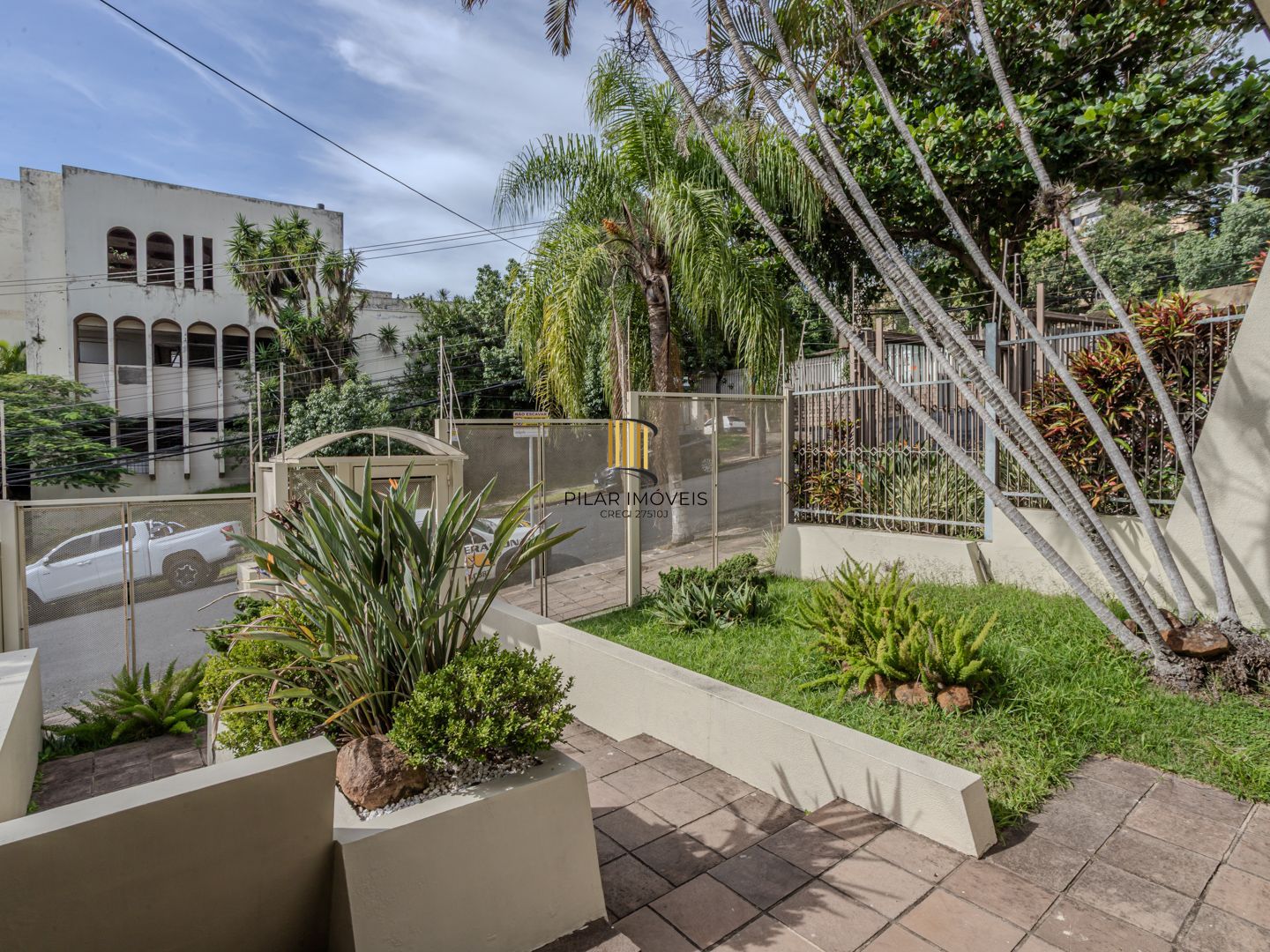 Casa sobrado no Menino Deus de 3 dormitórios e 3 vagas