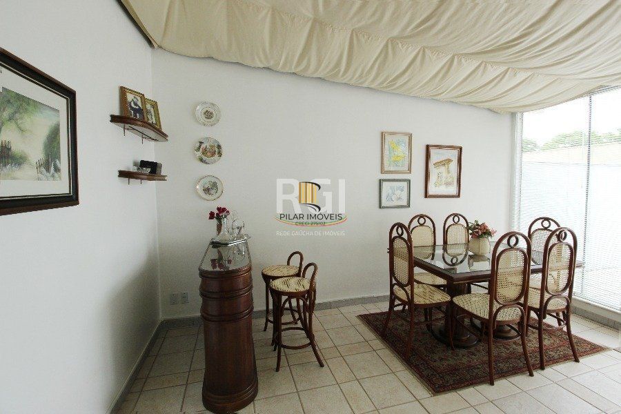 Casa para Venda - 280m², 3 dormitórios, 2 vagas - Petrópolis